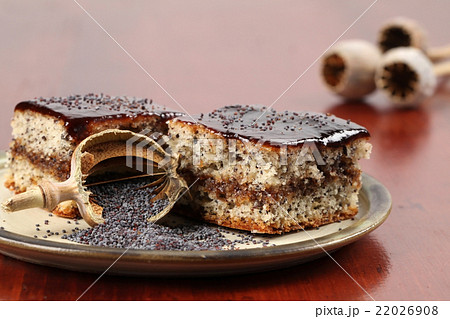 Poppy seed sponge cake with plum jam 22026908
