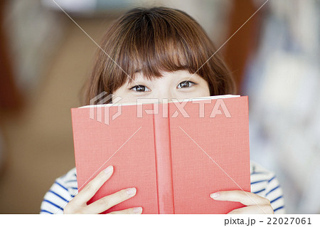 図書館で本を読む女性 22027061
