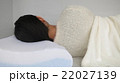 黒髪女性の睡眠中の後ろ姿 22027139
