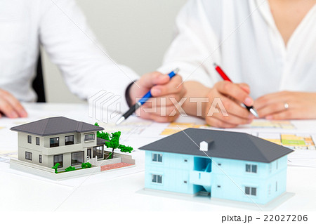 夫婦 男性と女性 マイホーム計画 住宅相談 消費増税前駆け込み需要 コピースペース 新婚夫婦 夫婦 男性と女性 マイホーム計画 住宅相談 消費増税前駆け込み需要 コピースペース 新婚夫婦 22027206