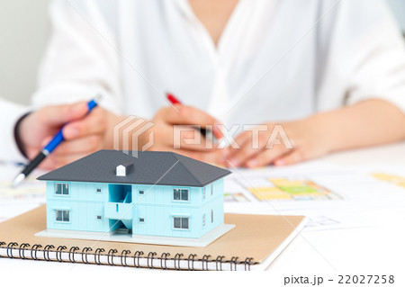 夫婦　男性と女性　マイホーム計画　住宅相談　消費増税前駆け込み需要　コピースペース　新婚夫婦 22027258