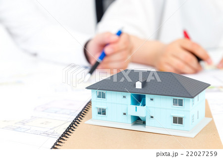 夫婦　男性と女性　マイホーム計画　住宅相談　消費増税前駆け込み需要　コピースペース　新婚夫婦 22027259