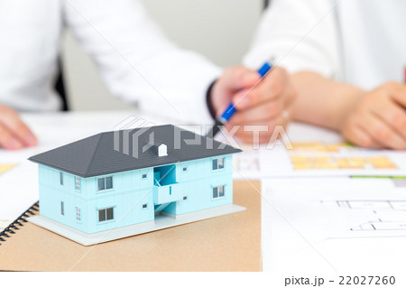 夫婦　男性と女性　マイホーム計画　住宅相談　消費増税前駆け込み需要　コピースペース　新婚夫婦 22027260