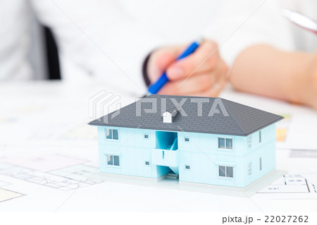 夫婦　男性と女性　マイホーム計画　住宅相談　消費増税前駆け込み需要　コピースペース　新婚夫婦 22027262