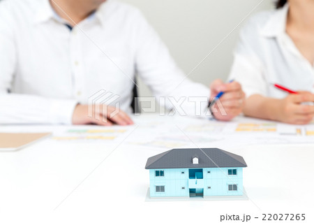 夫婦 男性と女性 マイホーム計画 住宅相談 消費増税前駆け込み需要 コピースペース 新婚夫婦 夫婦 男性と女性 マイホーム計画 住宅相談 消費増税前駆け込み需要 コピースペース 新婚夫婦 22027265
