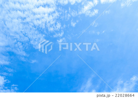 春の空 白い雲と青い空 背景素材 コピースペース 文字スペース 積雲 巻積雲 イメージ 春の空 白い雲と青い空 背景素材 コピースペース 文字スペース 積雲 巻積雲 イメージ 22028664