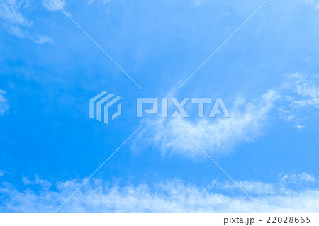 春の空 白い雲と青い空 背景素材 コピースペース 文字スペース 積雲 巻積雲 イメージ 春の空 白い雲と青い空 背景素材 コピースペース 文字スペース 積雲 巻積雲 イメージ 22028665