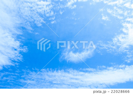 春の空 白い雲と青い空 背景素材 コピースペース 文字スペース 積雲 巻積雲 イメージ 春の空 白い雲と青い空 背景素材 コピースペース 文字スペース 積雲 巻積雲 イメージ 22028666