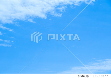 春の空 白い雲と青い空 背景素材 コピースペース 文字スペース 積雲 巻積雲 イメージ 春の空 白い雲と青い空 背景素材 コピースペース 文字スペース 積雲 巻積雲 イメージ 22028677