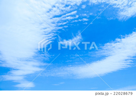 春の空 白い雲と青い空 背景素材 コピースペース 文字スペース 積雲 巻積雲 イメージ 春の空 白い雲と青い空 背景素材 コピースペース 文字スペース 積雲 巻積雲 イメージ 22028679