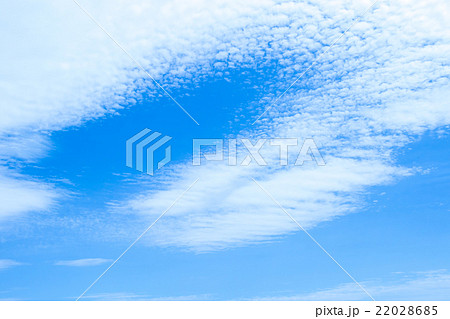 春の空　白い雲と青い空　背景素材　コピースペース　文字スペース　積雲　巻積雲　イメージ 22028685
