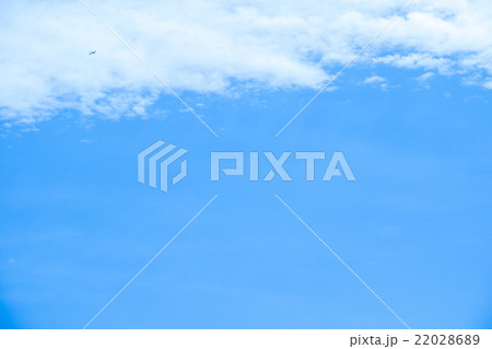 春の空 白い雲と青い空 背景素材 コピースペース 文字スペース 積雲 巻積雲 イメージ 春の空 白い雲と青い空 背景素材 コピースペース 文字スペース 積雲 巻積雲 イメージ 22028689