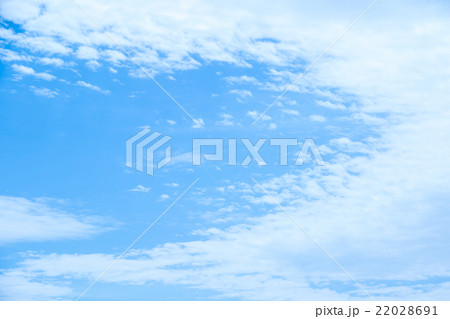 春の空　白い雲と青い空　背景素材　コピースペース　文字スペース　積雲　巻積雲　イメージ 22028691