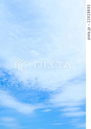 春の空 白い雲と青い空 背景素材 コピースペース 文字スペース 積雲 巻積雲 イメージ 春の空 白い雲と青い空 背景素材 コピースペース 文字スペース 積雲 巻積雲 イメージ 22028693