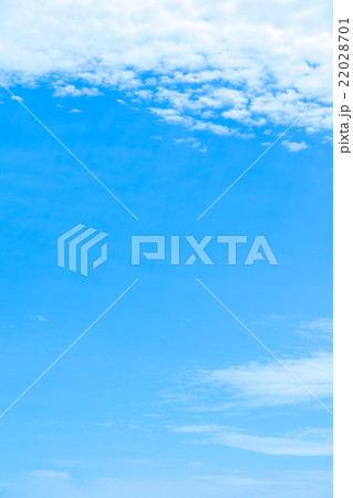 春の空 白い雲と青い空 背景素材 コピースペース 文字スペース 積雲 巻積雲 イメージ 春の空 白い雲と青い空 背景素材 コピースペース 文字スペース 積雲 巻積雲 イメージ 22028701