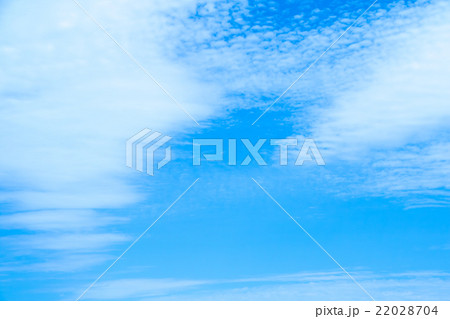 春の空 白い雲と青い空 背景素材 コピースペース 文字スペース 積雲 巻積雲 イメージ 春の空 白い雲と青い空 背景素材 コピースペース 文字スペース 積雲 巻積雲 イメージ 22028704