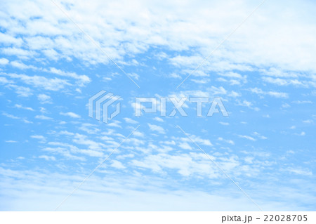 春の空 白い雲と青い空 背景素材 コピースペース 文字スペース 積雲 巻積雲 イメージ 春の空 白い雲と青い空 背景素材 コピースペース 文字スペース 積雲 巻積雲 イメージ 22028705