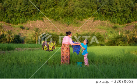 The view of mother and daughter are hanging The view of mother and daughter are hanging 22030058