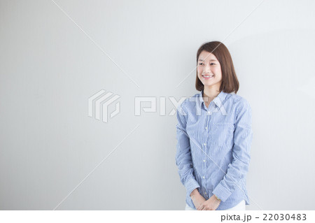 カジュアルポートレート・白壁 22030483