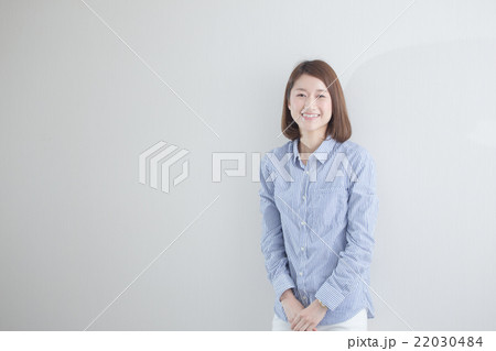 カジュアルポートレート・白壁 22030484
