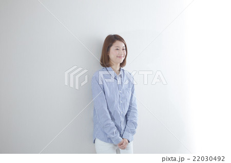 カジュアルポートレート・白壁 22030492