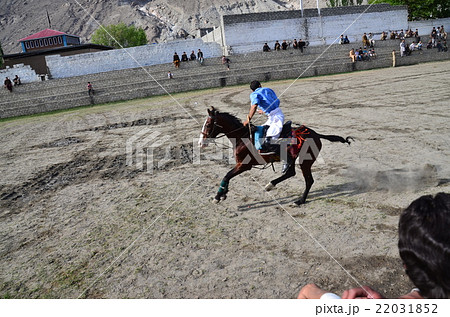 パキスタン ギルギット ポロ競技場 馬に乗るポロ選手 の写真素材
