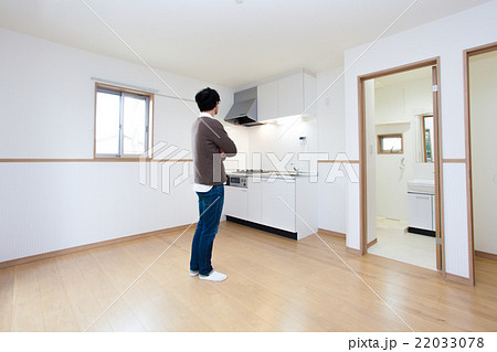 賃貸物件を探している男性　ワンルームマンション 22033078