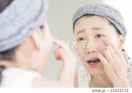 肌荒れに悩む女性 22033253