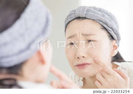 肌荒れに悩む女性 肌荒れに悩む女性 22033254