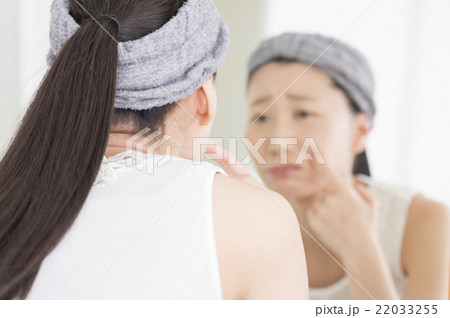 肌荒れに悩む女性 22033255
