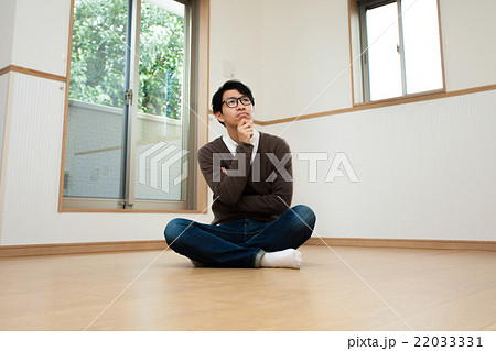 賃貸物件を探す男性　悩む 22033331