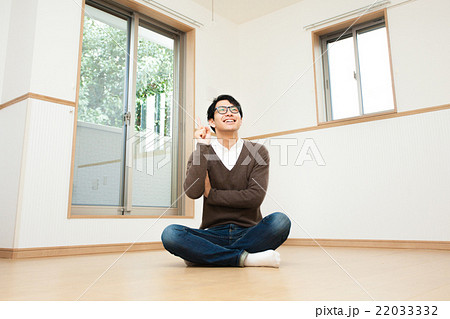 賃貸物件を探す男性　決める 22033332