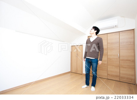 賃貸物件を探している男性　ロフト／小屋裏 22033334