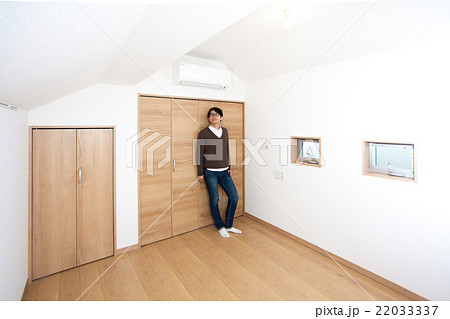 賃貸物件を探している男性　ロフト／小屋裏 22033337