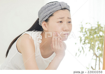 肌荒れに悩む女性 肌荒れに悩む女性 22033350