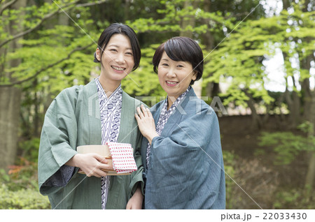 母娘で温泉旅行の写真素材