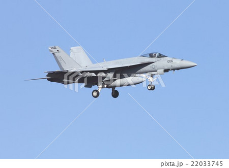 快晴の青空を飛行する米海軍の空母艦載機FA-18Eスーパーホーネット戦闘攻撃機 22033745