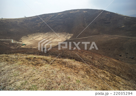 大室山、山焼きされた斜面と噴火口(超広角撮影) 大室山、山焼きされた斜面と噴火口(超広角撮影) 22035294