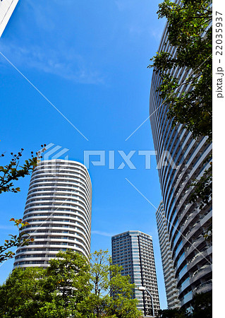 青空にそびえ立つ高層ビル群風景の写真素材 青空にそびえ立つ高層ビル群風景の写真素材