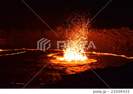 エルタ アレ火山の火口の写真素材