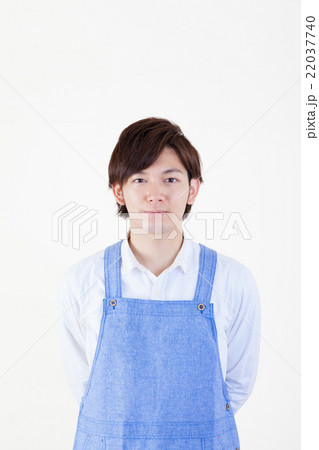エプロン姿の若い男性 22037740