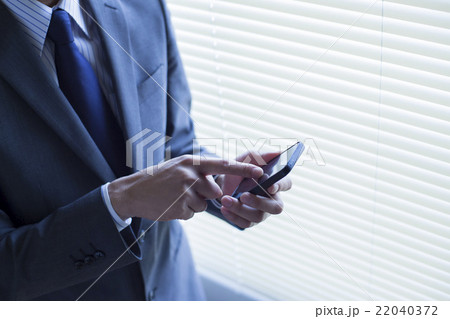 スマートフォンを持つビジネスマン スマートフォンを持つビジネスマン 22040372