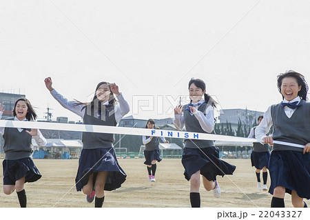 走る女子学生 22043327