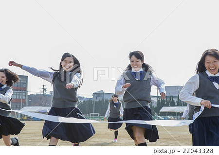 走る女子学生 22043328