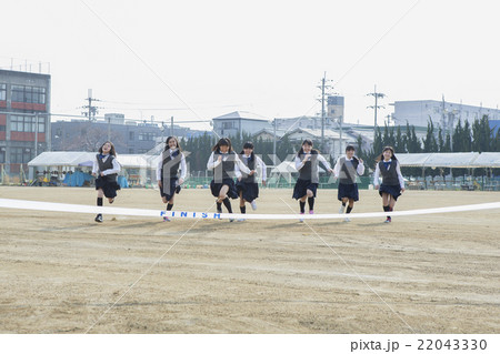 走る女子学生 22043330
