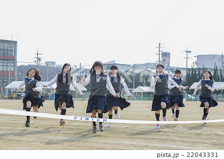 走る女子学生 22043331