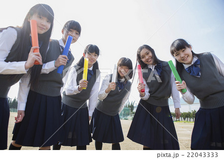 バトンを持つ女子学生 22043333