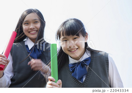 バトンを持つ女子学生 22043334