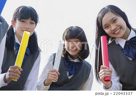 バトンを持つ女子学生 22043337