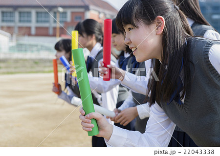 バトンを持つ女子学生 22043338